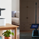 A la izquierda, la cámara de seguridad Ring Always Home Cam. A la derecha, el robot Amazon Astro